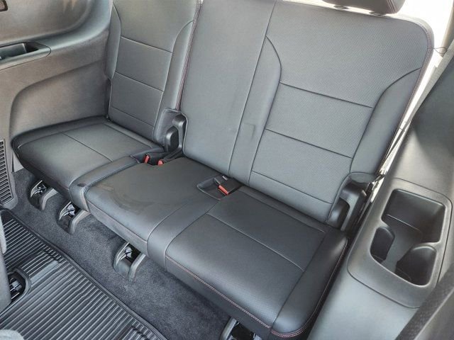 Used 2025 Chevrolet Traverse RS image 32