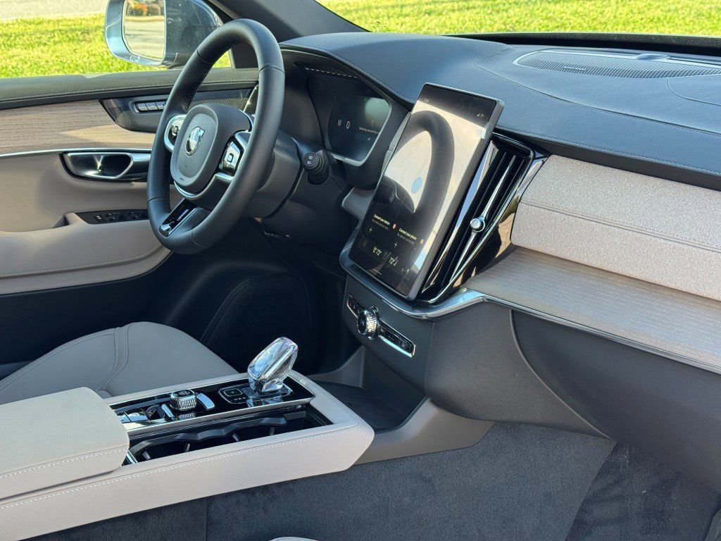New 2026 Volvo XC90 B5 Plus w/ Protection Package Premier image 12