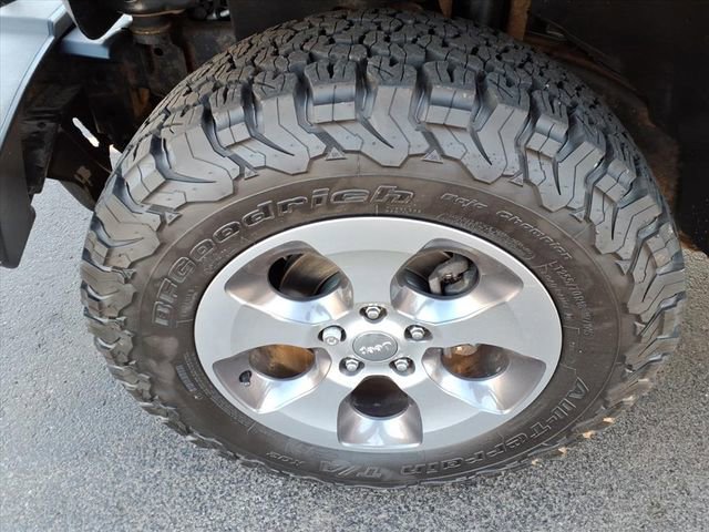 Used 2018 Jeep Wrangler Unlimited Sahara w/ Connectivity Group image 15