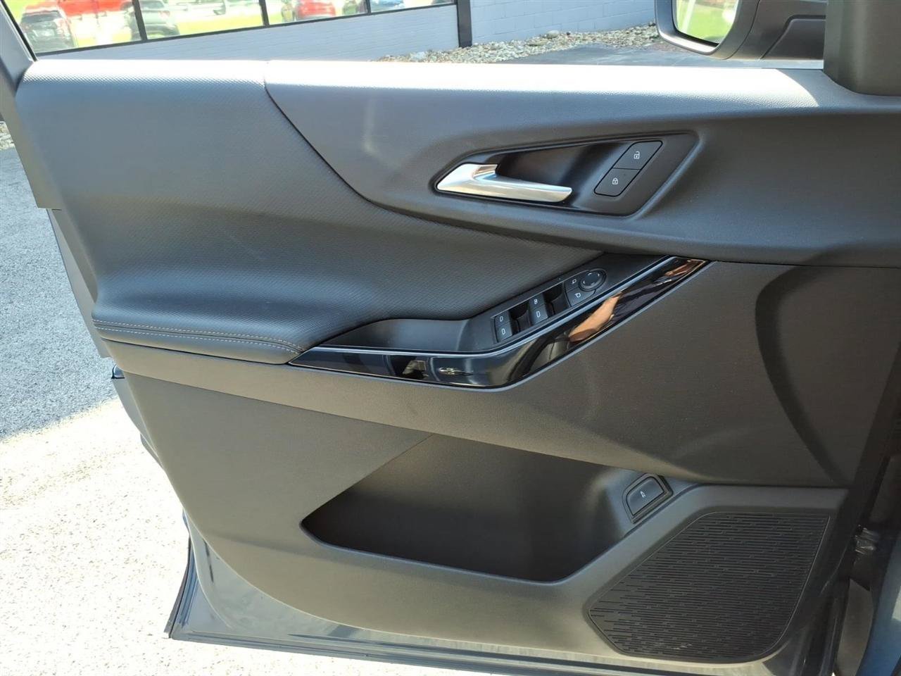 Used 2025 Chevrolet Equinox LT w/ Convenience Package II FWD image 11