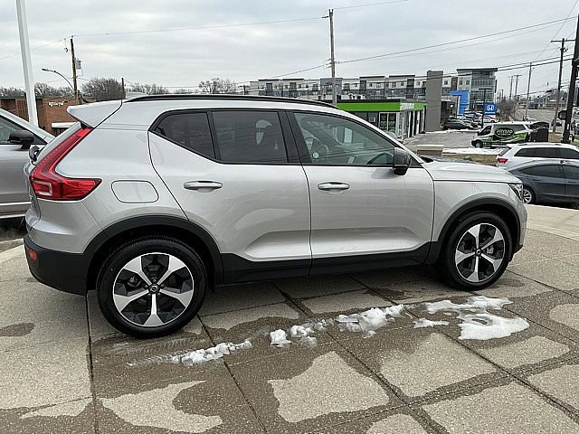 Certified 2025 Volvo XC40 B5 Plus image 7