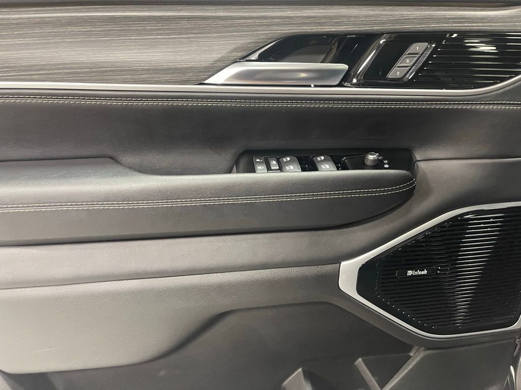 Used 2023 Jeep Wagoneer Series III w/ Premium Group I AWD/4WD image 18