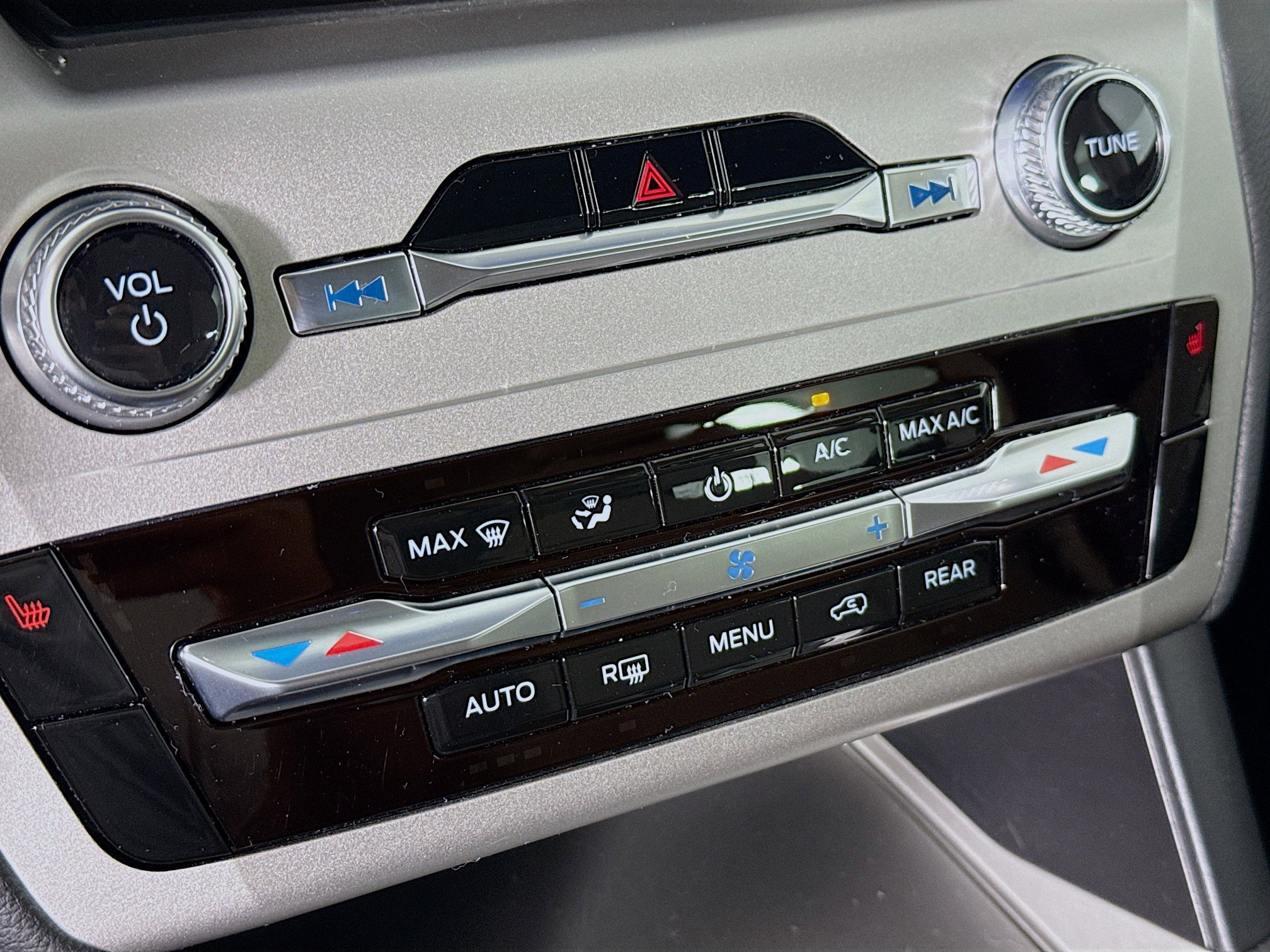 Used 2022 Ford Explorer XLT image 17