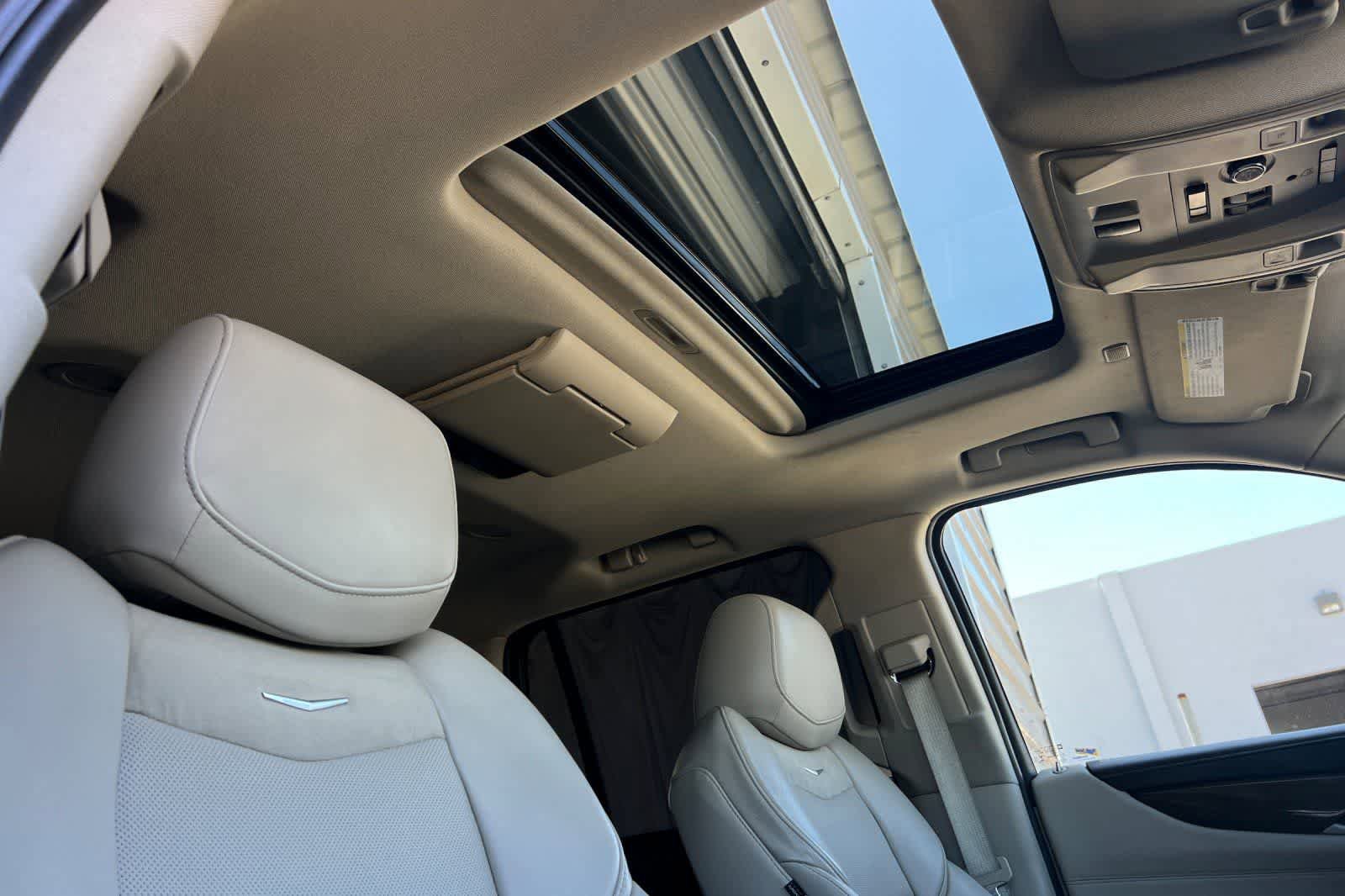 Used 2020 Cadillac Escalade Luxury AWD/4WD image 19