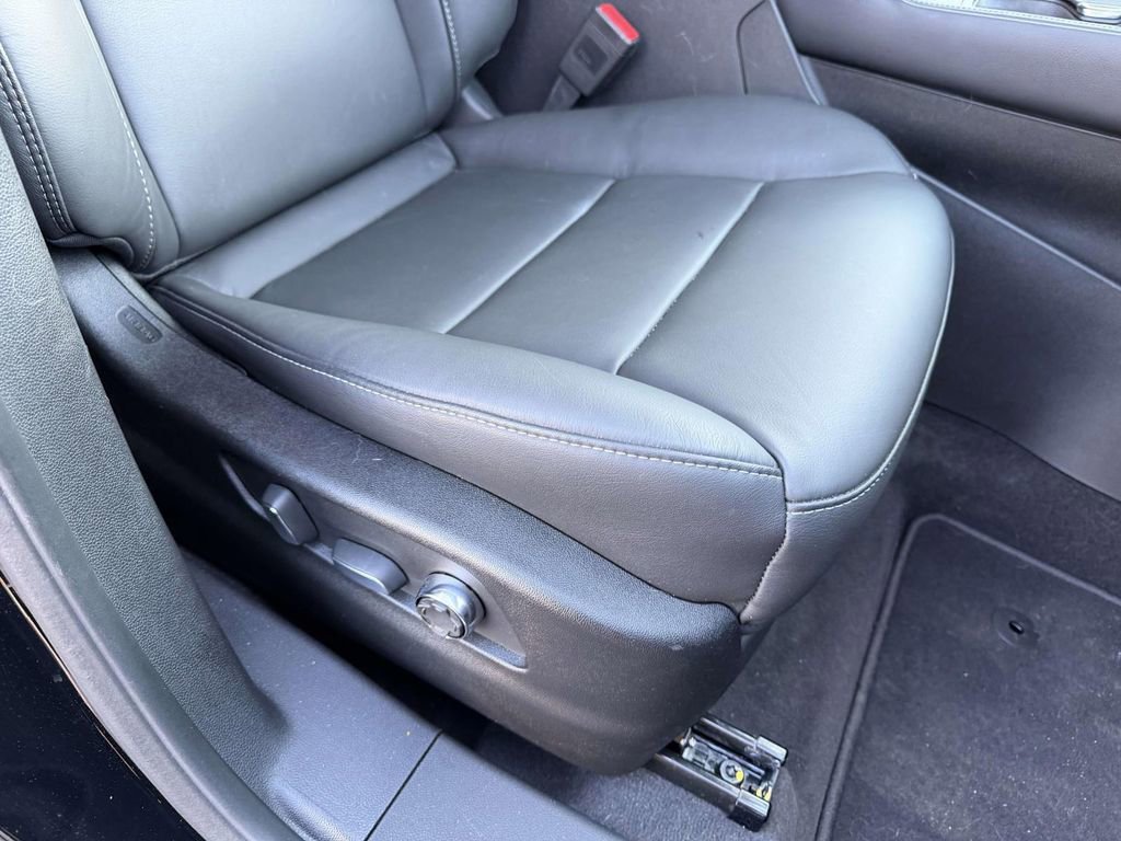 Certified 2025 Cadillac XT4 Premium Luxury image 11