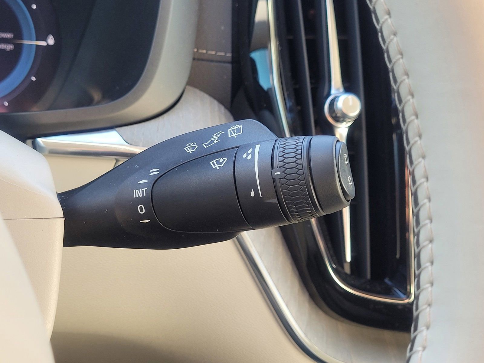 Certified 2024 Volvo XC60 T8 Ultimate w/ Protection Package Premier image 21