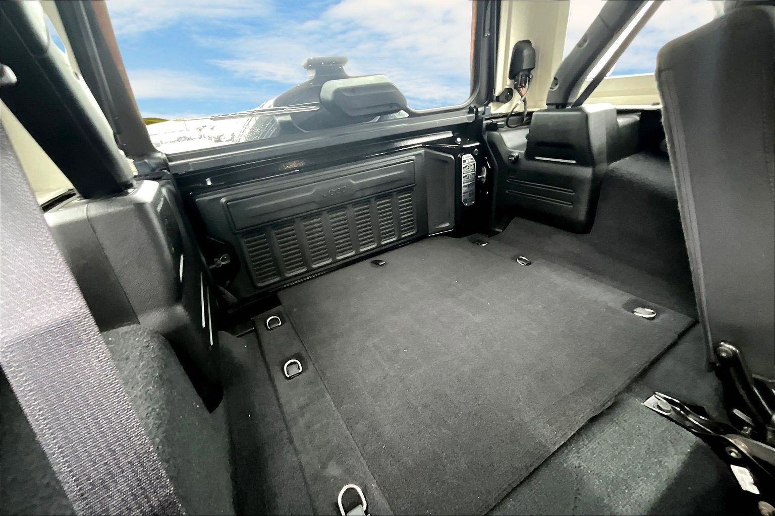 Used 2018 Jeep Wrangler Unlimited Sahara w/ Cold Weather Group AWD/4WD image 17