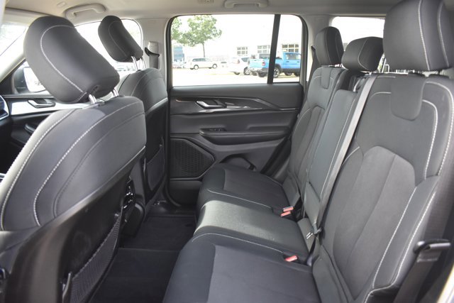 Used 2023 Jeep Grand Cherokee Laredo AWD/4WD image 17