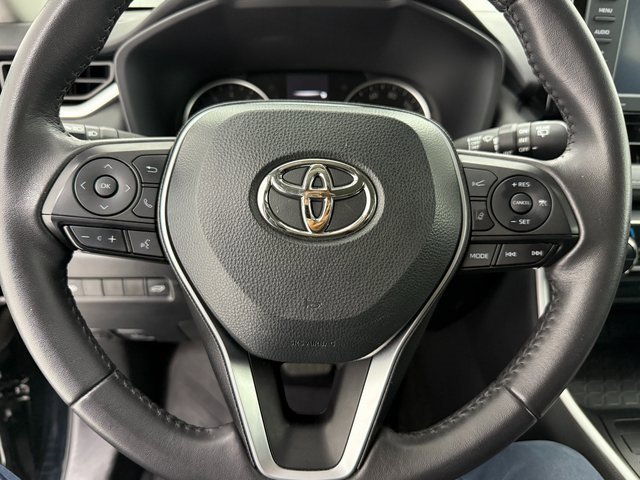 Used 2022 Toyota RAV4 XLE Premium image 12