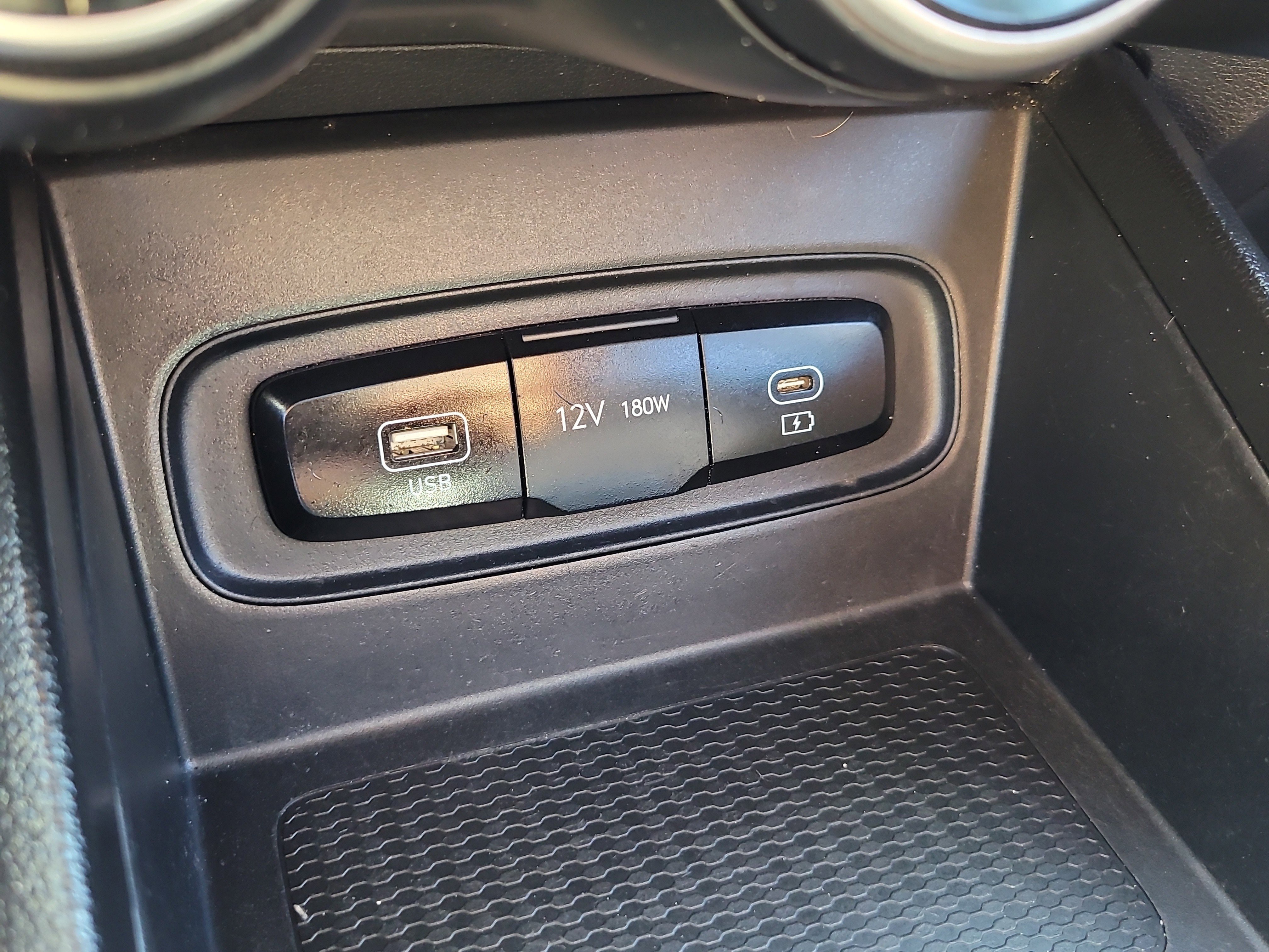 Used 2024 Hyundai Venue SEL image 24