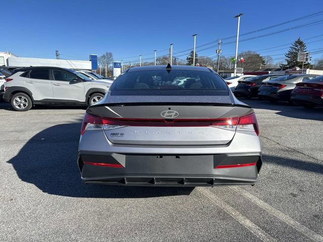 Used 2025 Hyundai Elantra Sport image 4