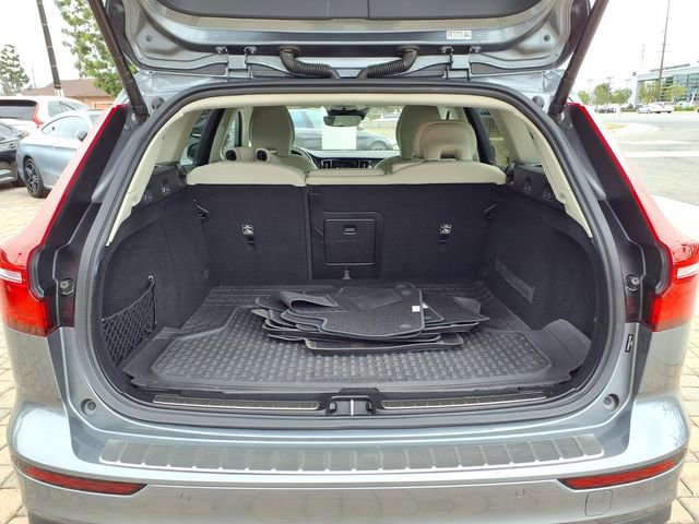 Used 2020 Volvo V60 T5 Cross Country image 8