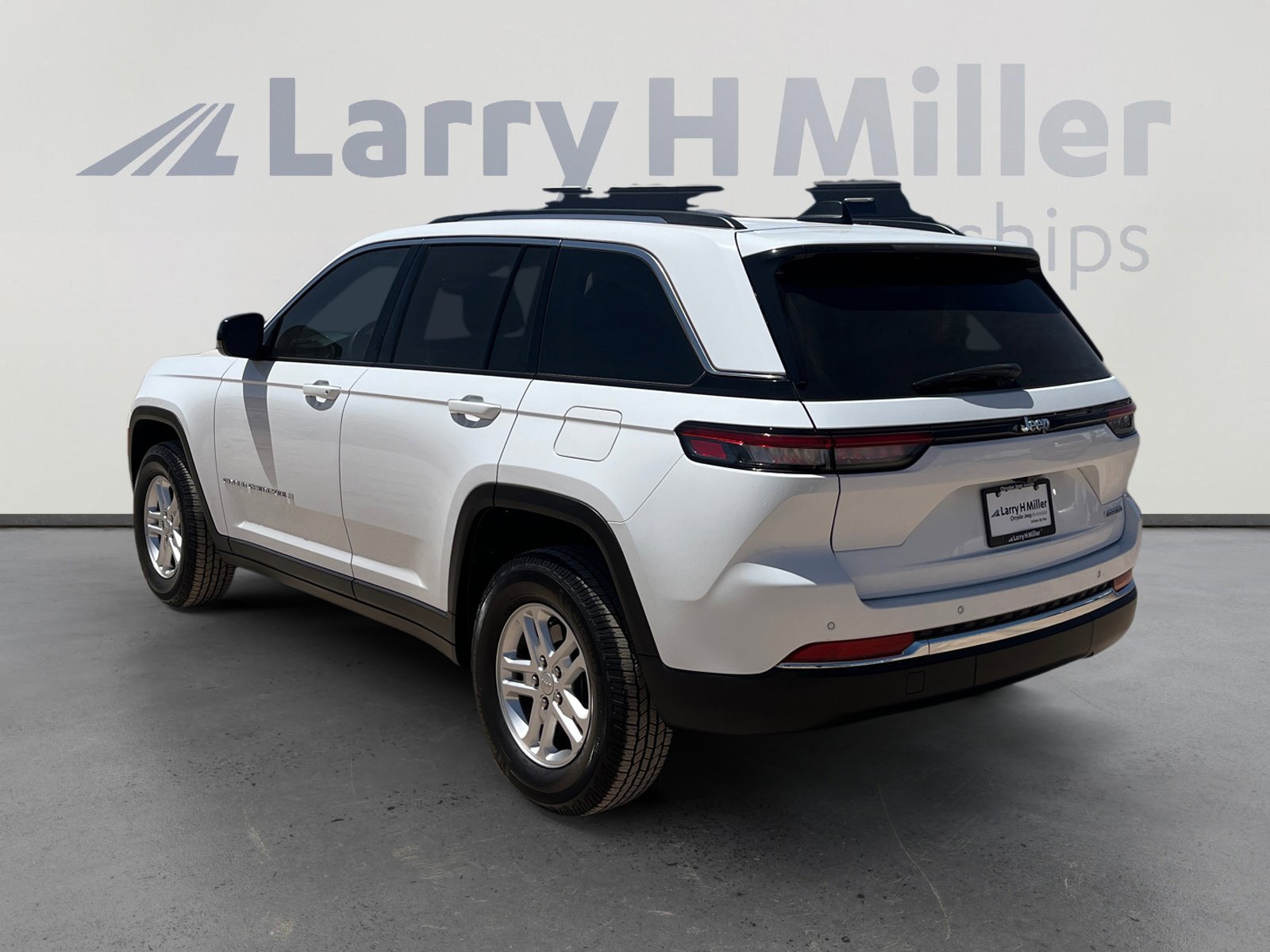 Used 2023 Jeep Grand Cherokee Laredo w/ Trailer Tow Prep Group (B) RWD image 3