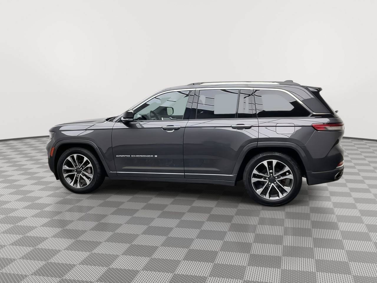 Used 2023 Jeep Grand Cherokee Overland AWD/4WD image 38