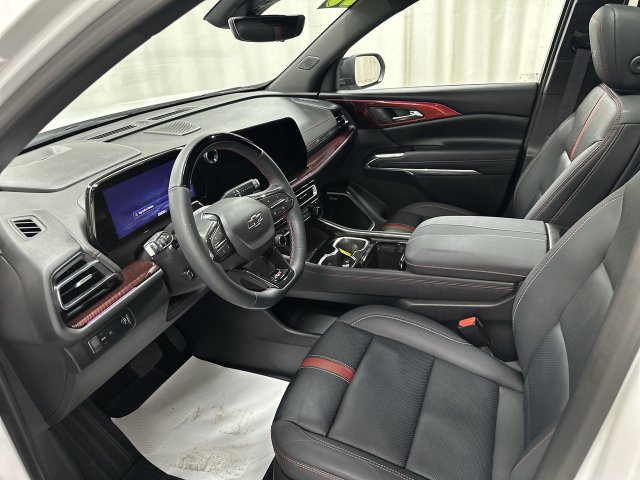 Used 2025 Chevrolet Traverse RS FWD image 15