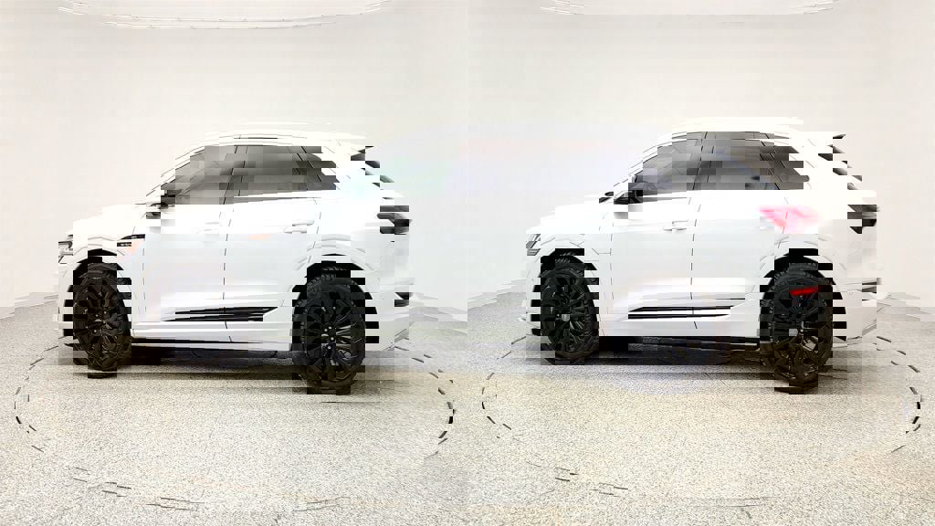 Used 2019 Audi e-tron Prestige w/ Prestige Package image 8