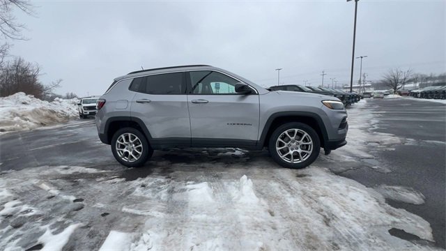 Used 2022 Jeep Compass Latitude w/ Sun and Sound Group image 9