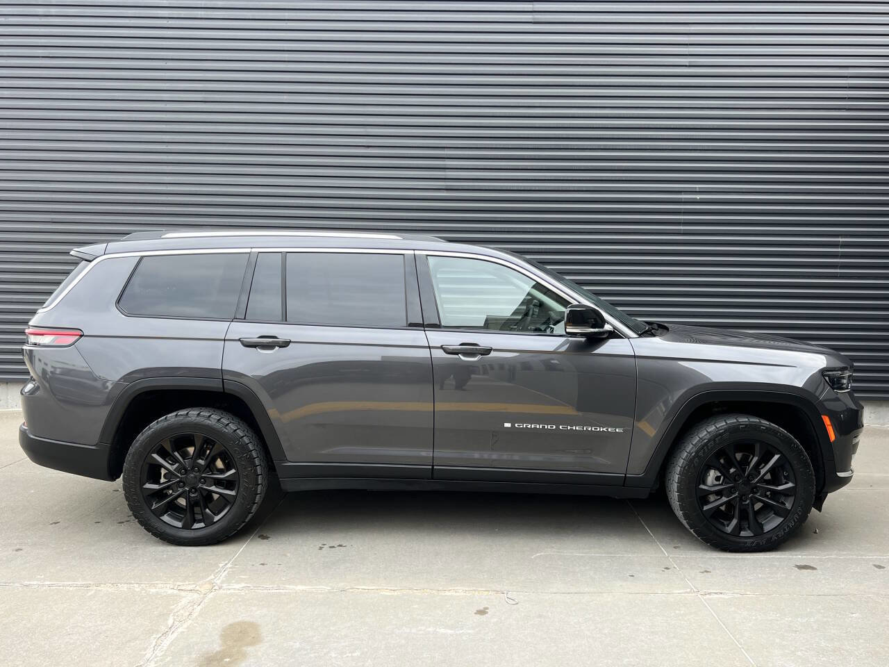 Used 2023 Jeep Grand Cherokee L Limited w/ Luxury Tech Group II image 10