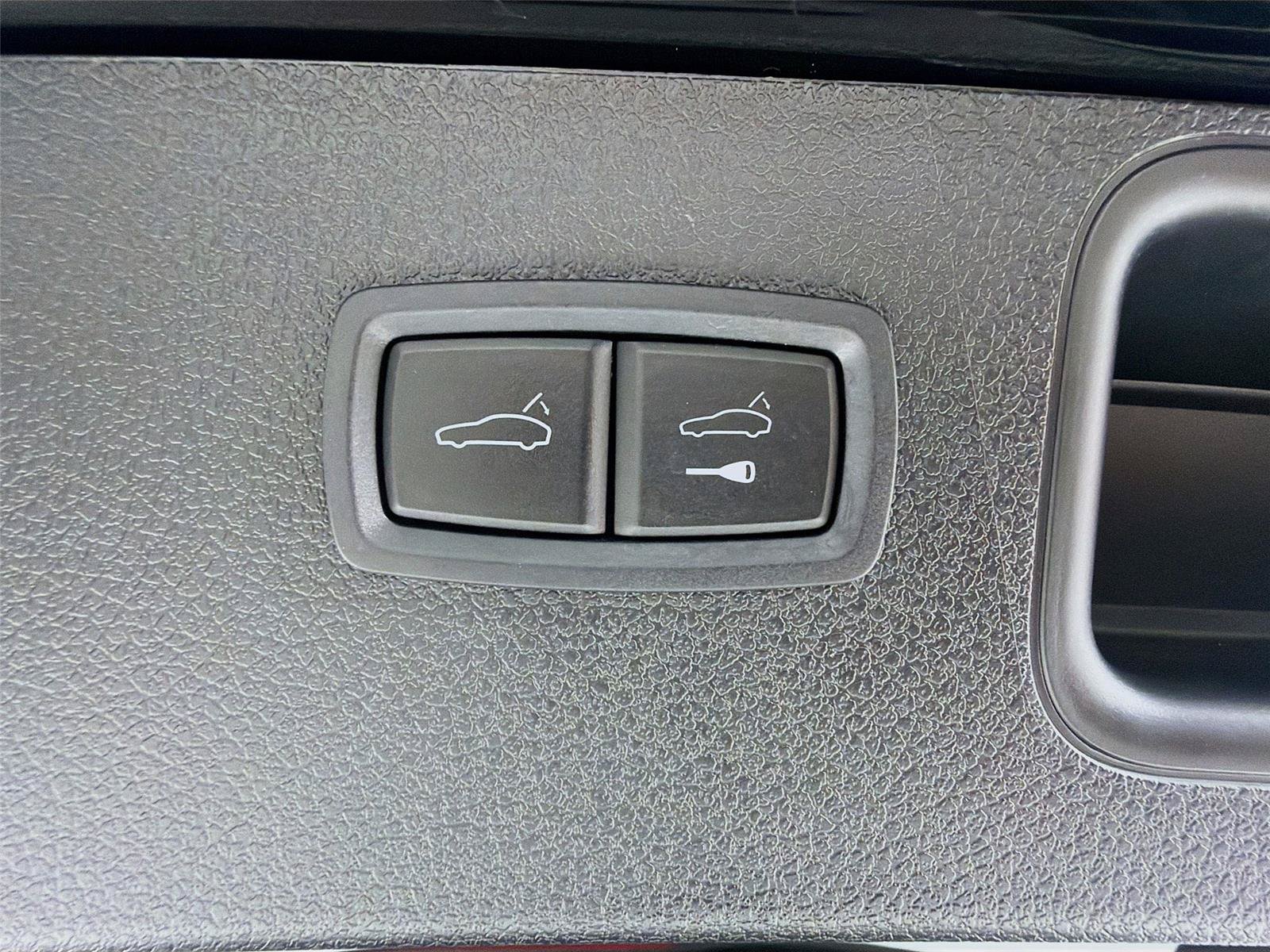 Certified 2023 Porsche Macan AWD/4WD image 23