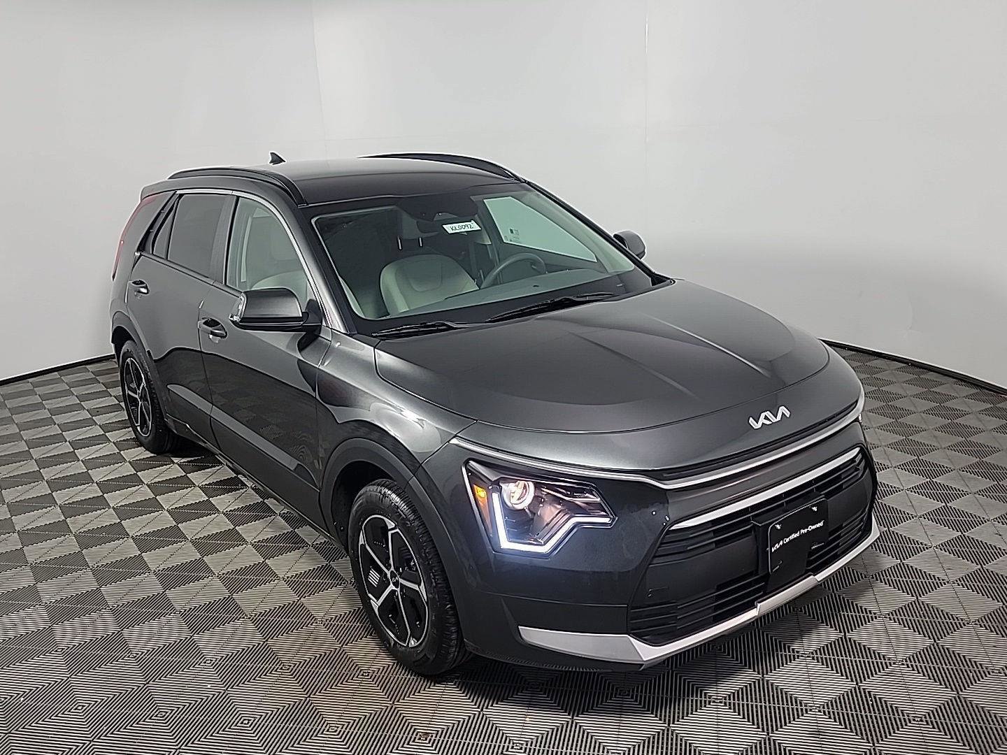 Used 2025 Kia Niro EX image 2