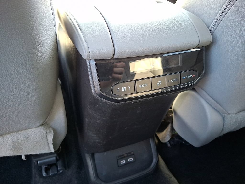 Used 2023 Toyota Highlander XLE FWD image 11