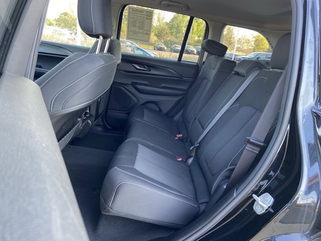 Used 2024 Jeep Grand Cherokee Laredo image 16