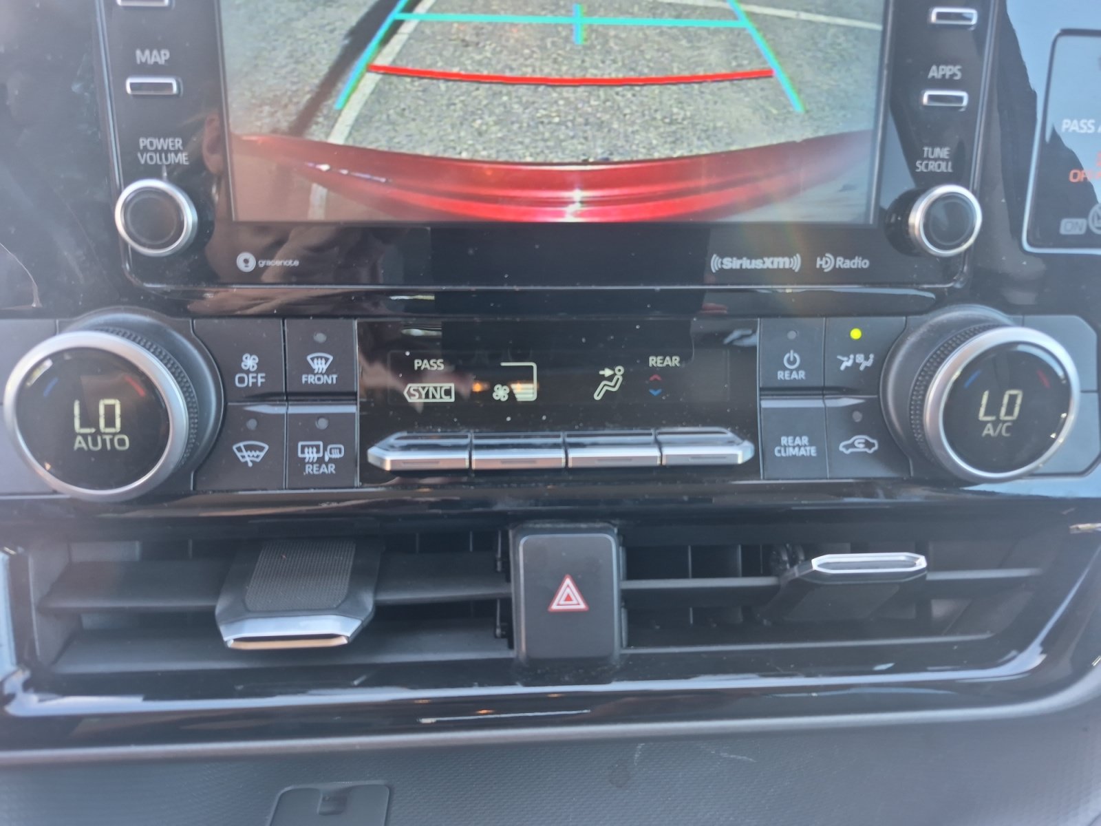 Used 2021 Toyota Highlander LE AWD/4WD image 32