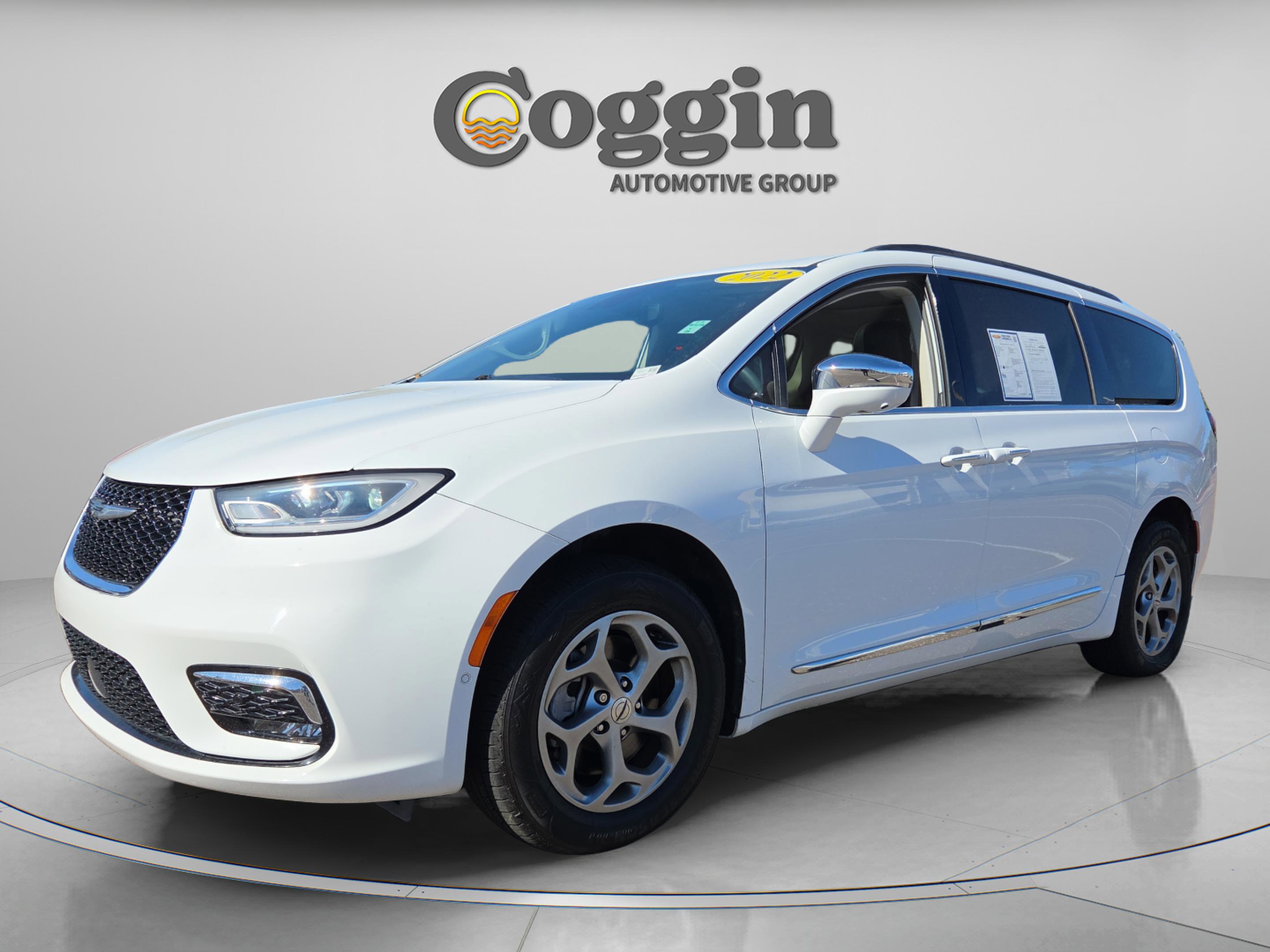 Used 2022 Chrysler Pacifica Limited w/ Uconnect Theater Family Group