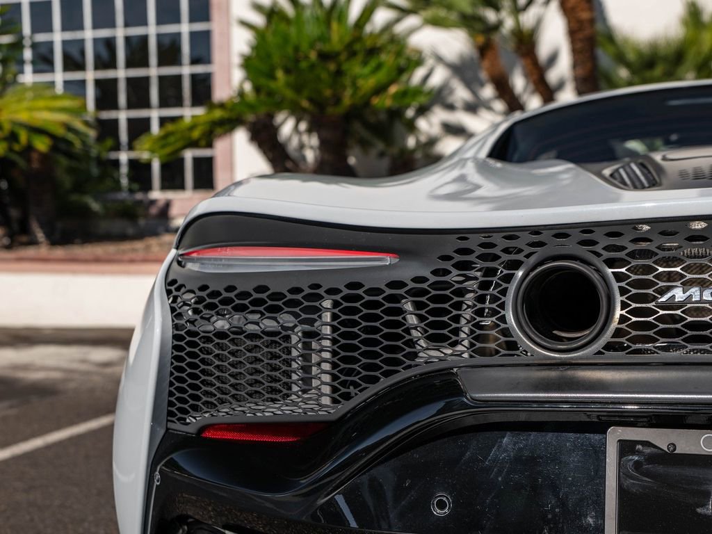 Used 2023 McLaren Artura RWD image 31