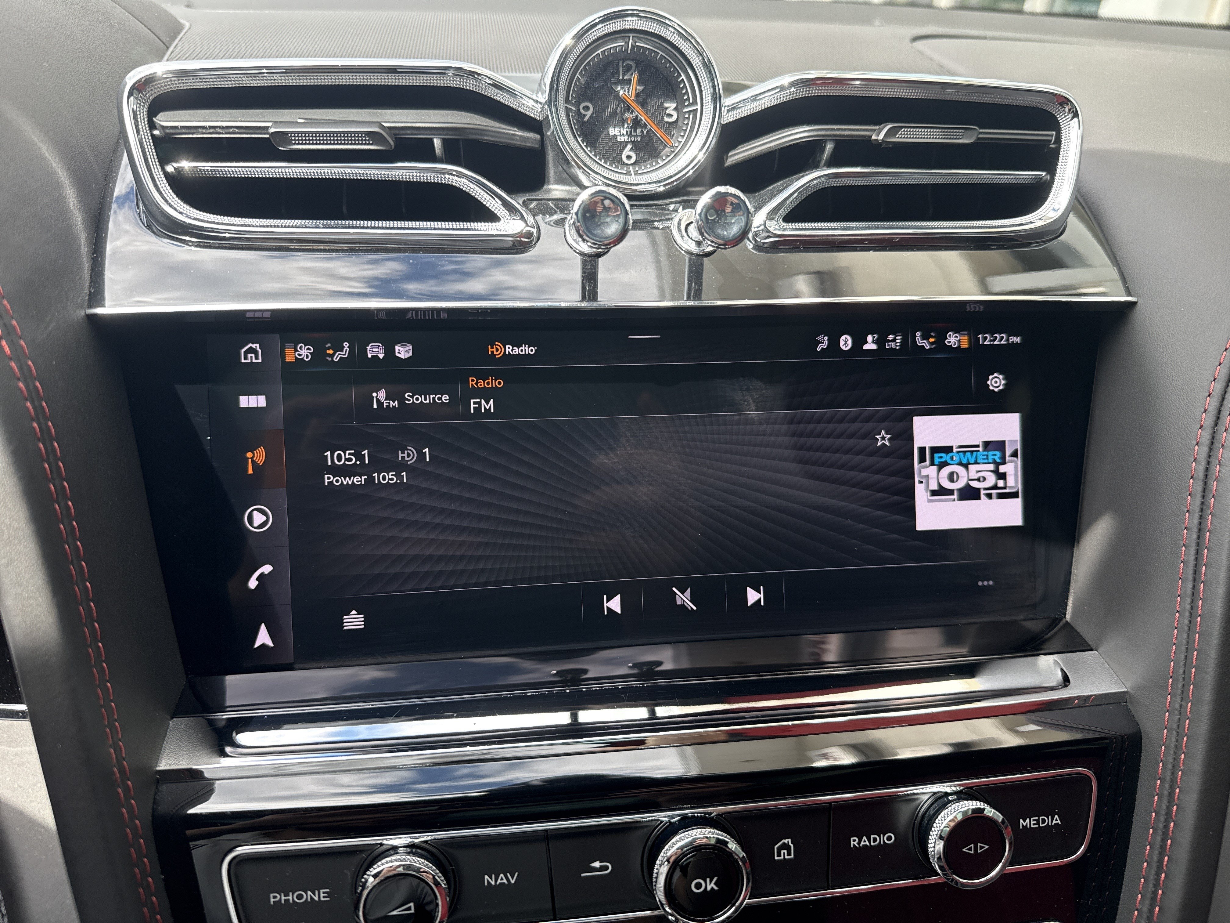 Used 2022 Bentley Bentayga AWD/4WD image 25