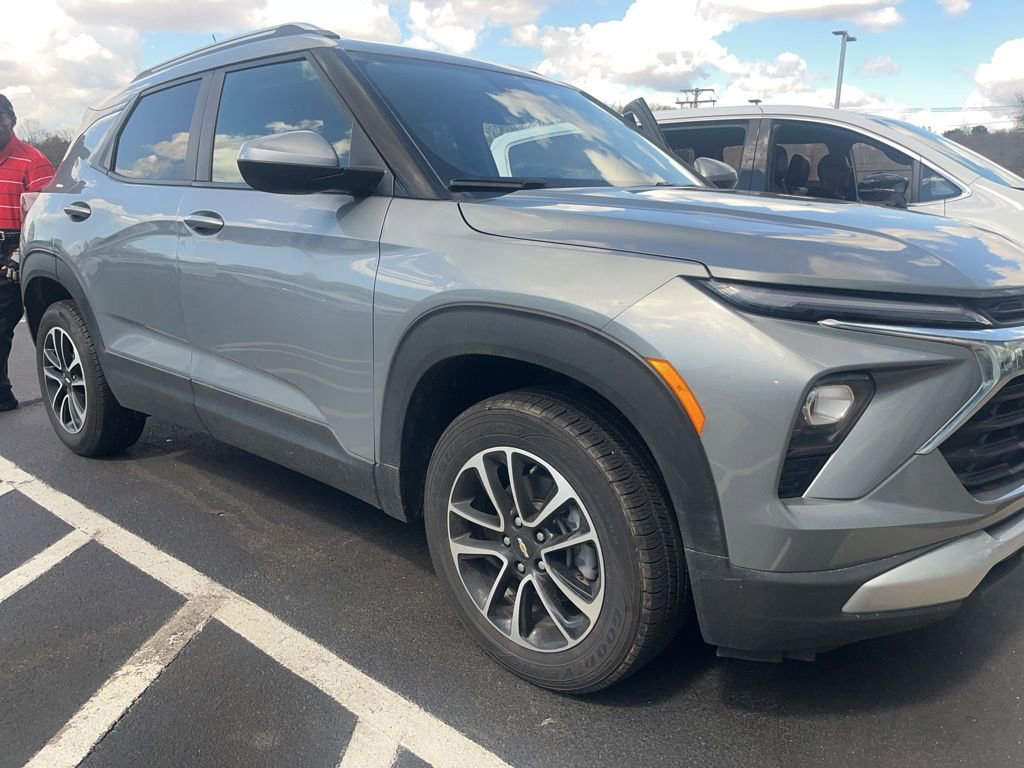 Used 2024 Chevrolet TrailBlazer LT image 2