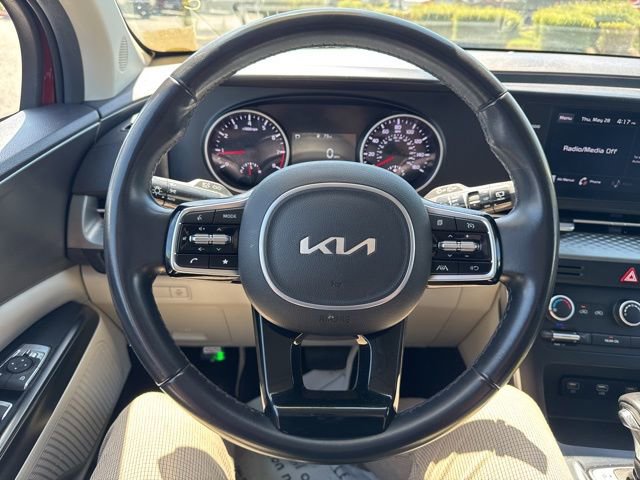 Used 2022 Kia Carnival LX FWD image 17