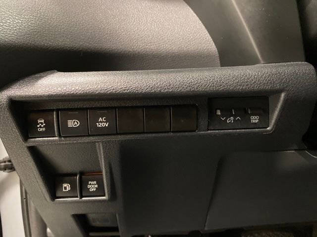 Used 2022 Toyota Sienna XLE Woodland Edition image 18