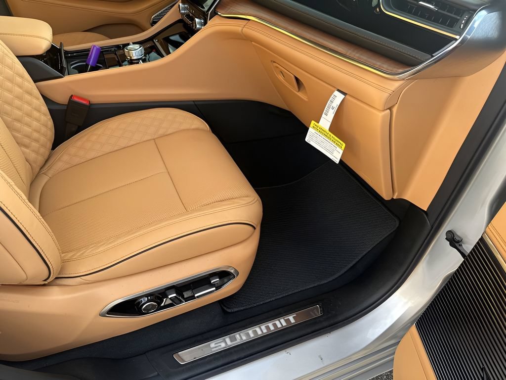 New 2025 Jeep Grand Cherokee Summit AWD/4WD image 17