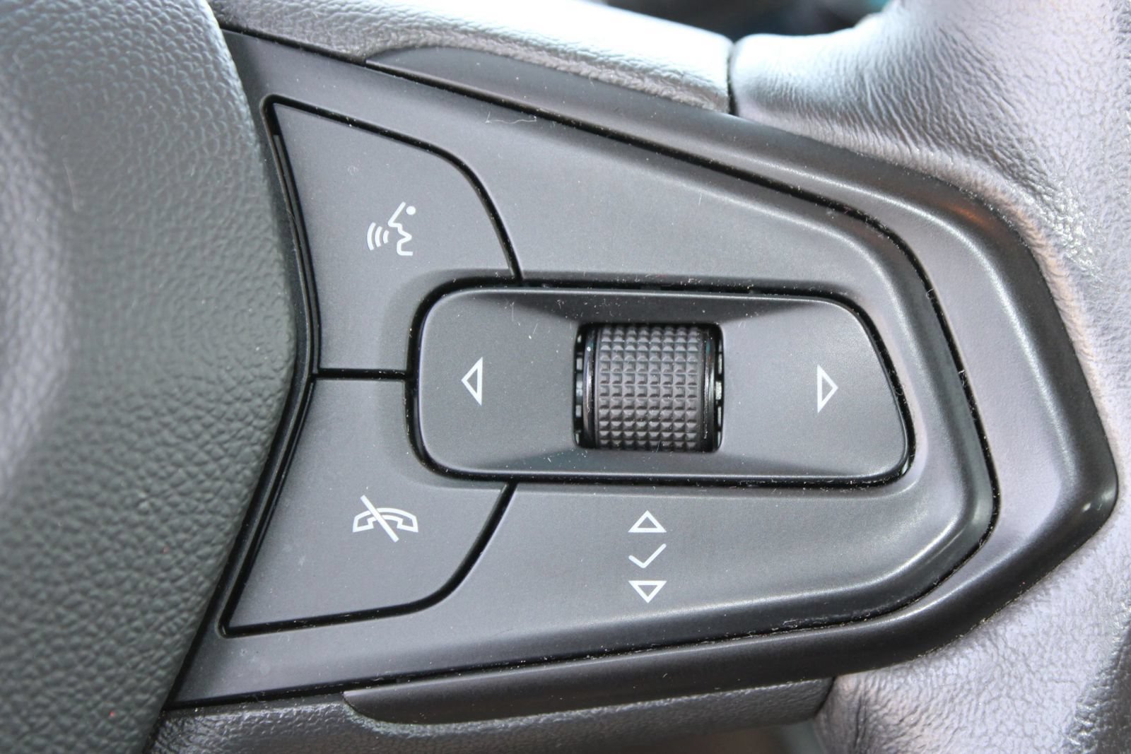 Used 2022 Chevrolet Bolt LT w/ Infotainment Package FWD image 34