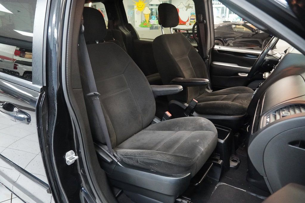 Used 2017 Dodge Grand Caravan SE image 24