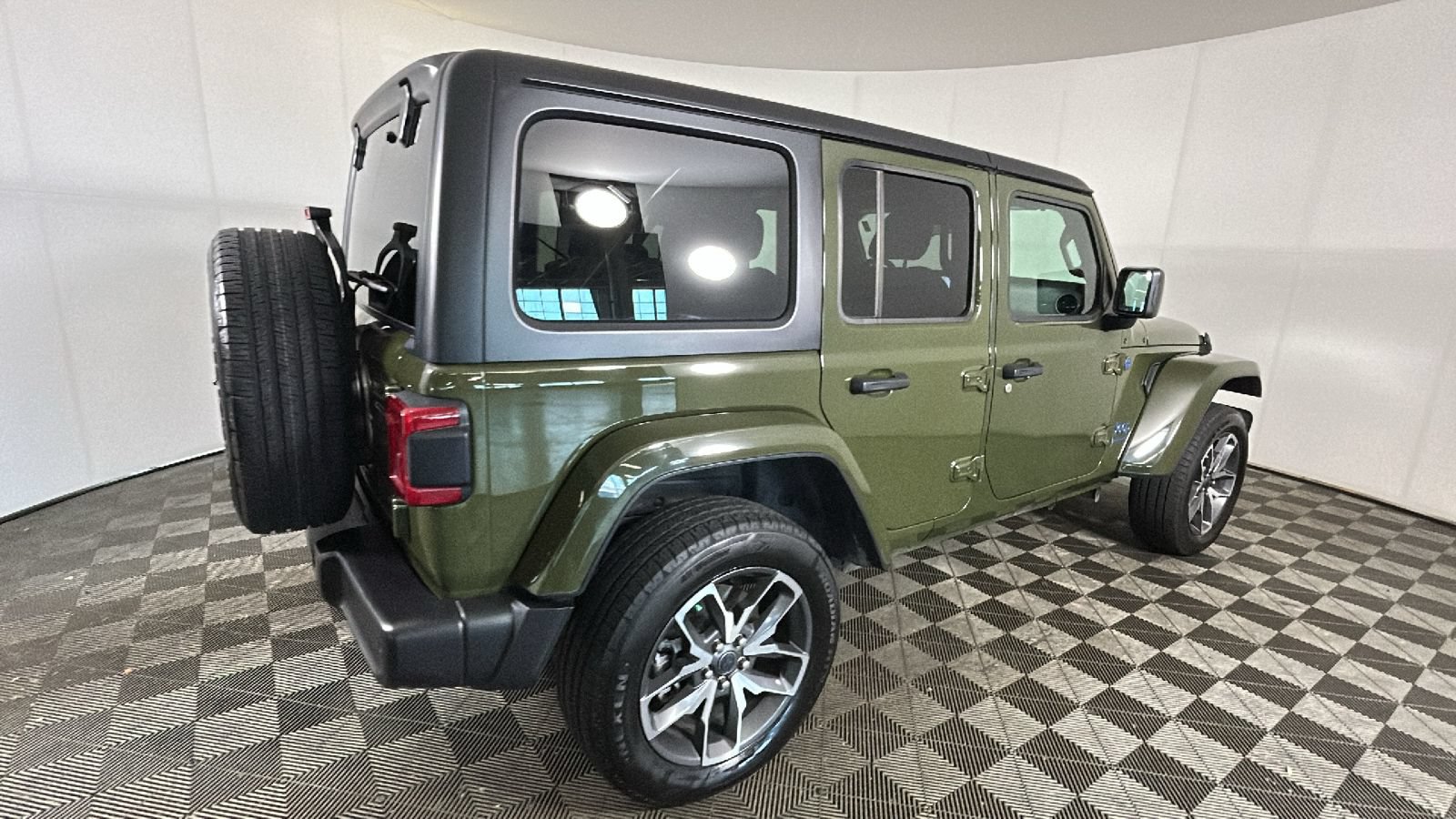 Used 2024 Jeep Wrangler Unlimited w/ Convenience Group AWD/4WD image 3