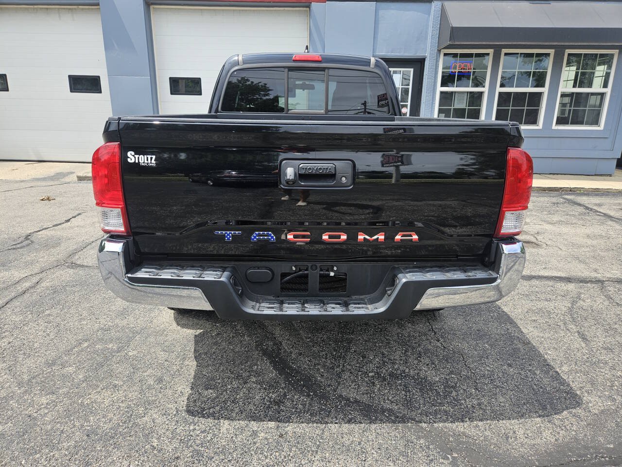 Used 2017 Toyota Tacoma SR5 RWD image 2