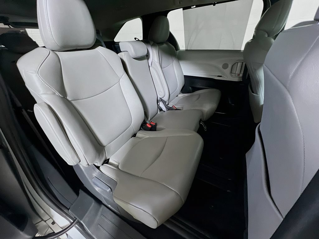 Certified 2025 Toyota Sienna XLE FWD image 25