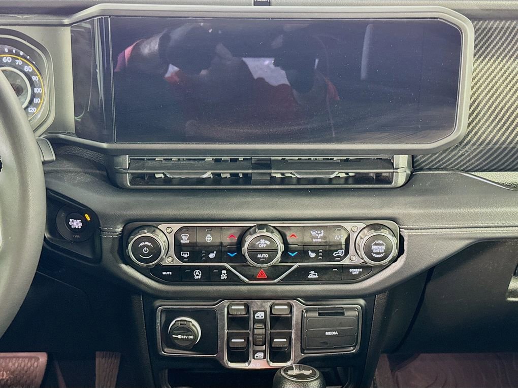 Used 2024 Jeep Wrangler Sahara image 35