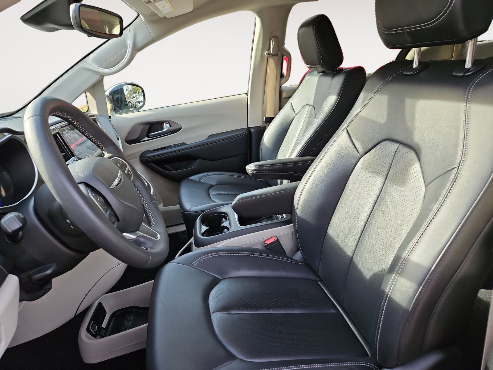 Used 2024 Chrysler Pacifica Touring-L image 9