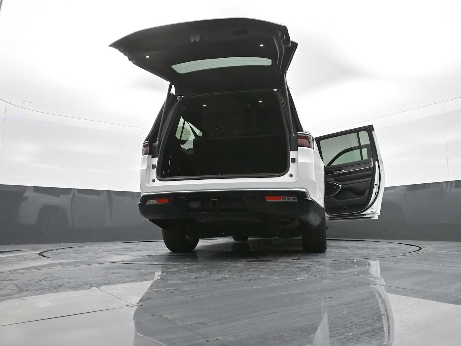 Used 2023 Jeep Wagoneer L Series III w/ Preferred Equipment Group image 50