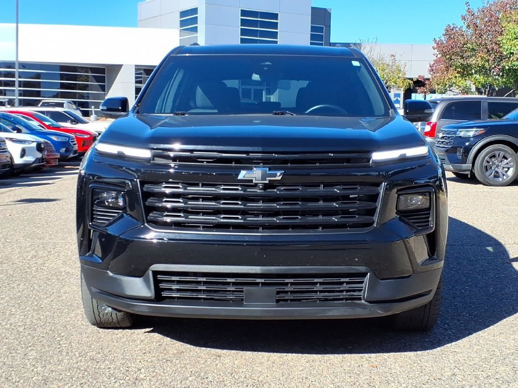 Used 2025 Chevrolet Traverse LT w/ Midnight/Sport Edition AWD/4WD image 2