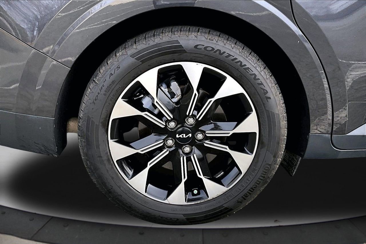 Used 2024 Kia Carnival EX image 36