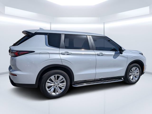 Used 2025 Mitsubishi Outlander ES image 4