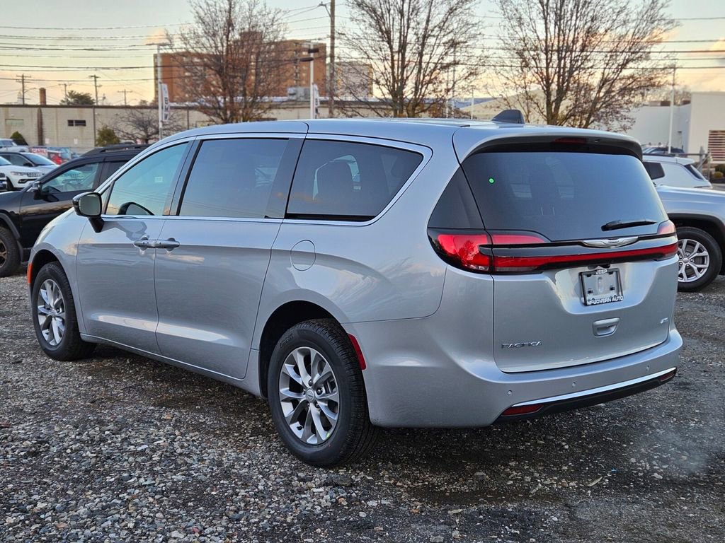 New 2026 Chrysler Pacifica Select image 3