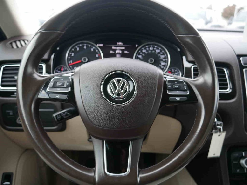 Used 2017 Volkswagen Touareg Sport image 36