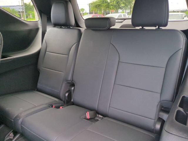 Used 2025 Chevrolet Traverse LT FWD image 16