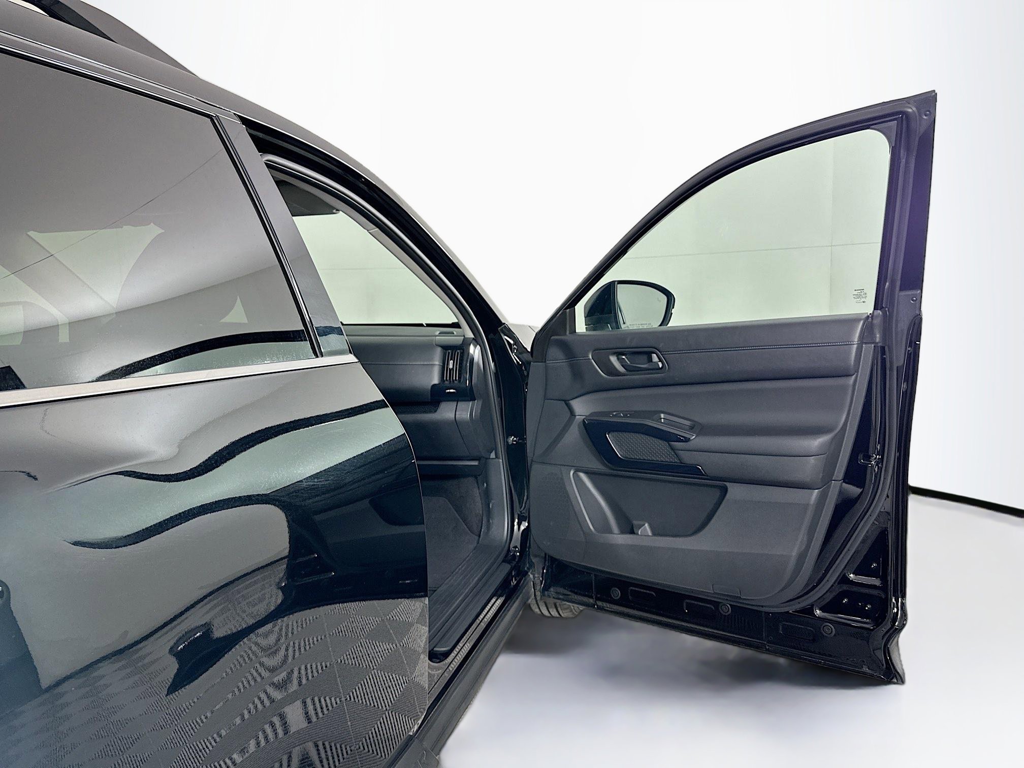 Used 2025 Nissan Pathfinder SV image 33