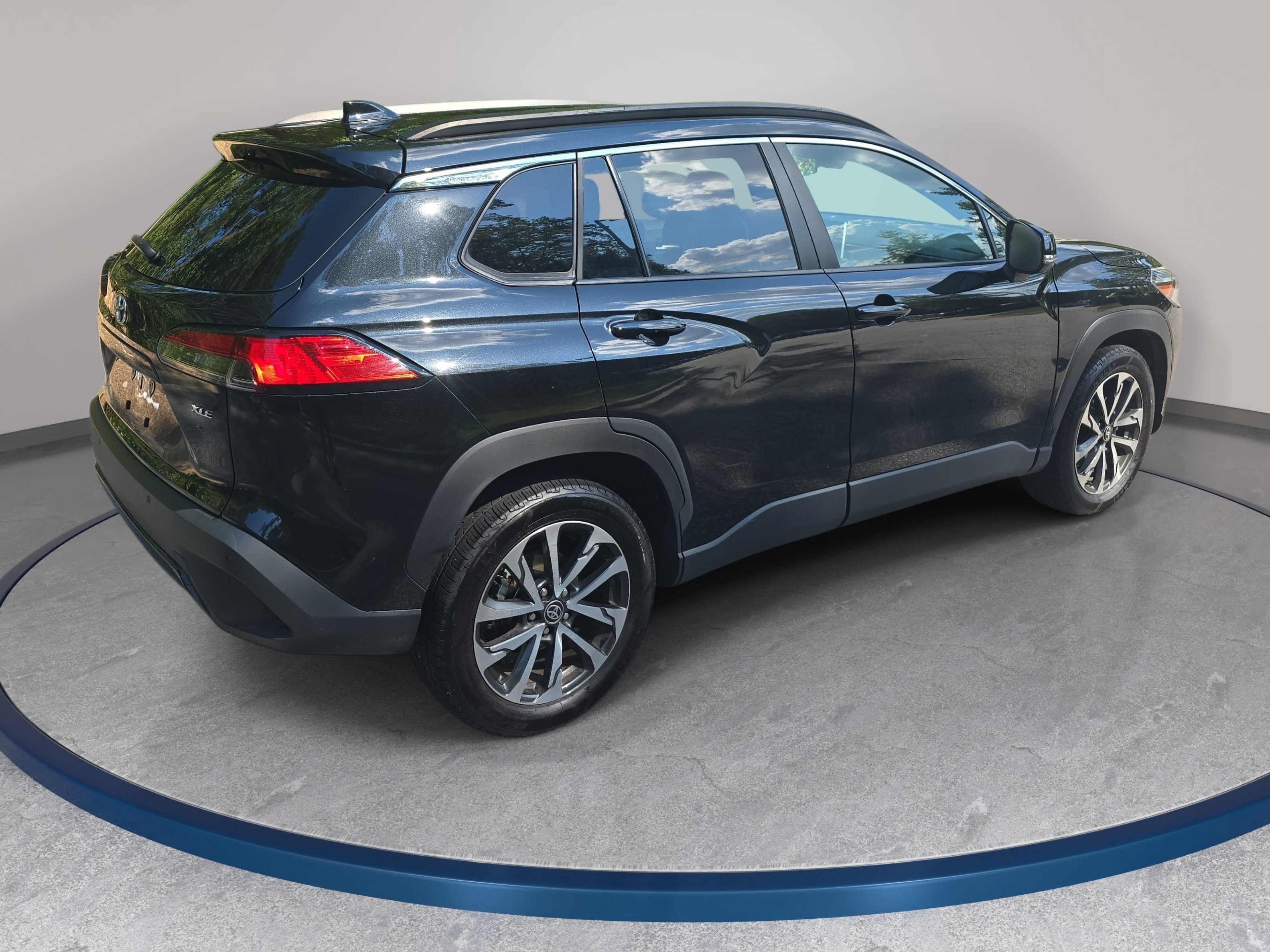 Used 2025 Toyota Corolla Cross XLE FWD image 5